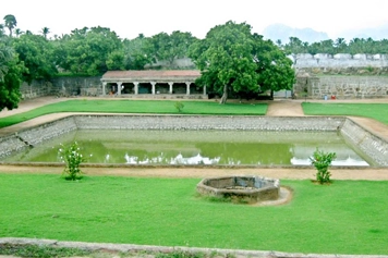 Explore Vattakottai Fort with Convenient Taxi Travel Visit Vattakottai Fort and explore the historic site with a comfortable taxi or cab ride.