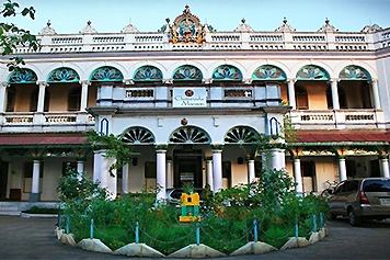 Ride to Chettinad Mansion With Online Car or Taxi Booking Book a taxi or car online to reach the elegant Chettinad Mansion comfortably and hassle-free.