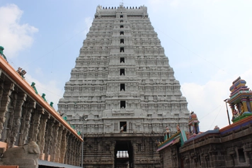 Visit Arunachaleswarar Temple with Trusted Cab or Car Travel Book a safe ride to Arunachaleswarar Temple in Tiruvannamalai with comfortable taxi or car options