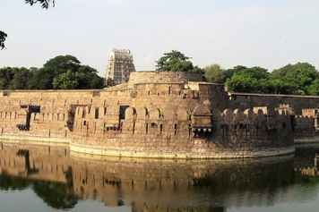 Visit Vellore Fort by Car or Bus Travel in Vellore, Tamil Nadu Vellore Fort historic landmark view with car and bus travel options in Vellore city, Tamil Nadu