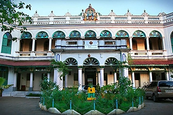 Explore Chettinad Mansions - Book Taxi & Bus Services Tour the majestic Chettinad Mansions with easy taxi services for a seamless travel experience.
