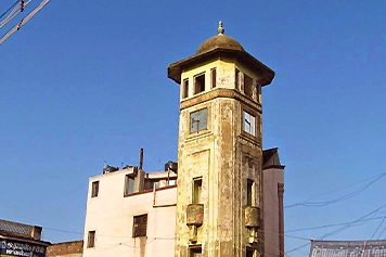 Explore Karaikudi Clock Tower with Taxi / Temp Services Visit the historic Karaikudi Clock Tower with affordable taxi booking services for an easy trip.
