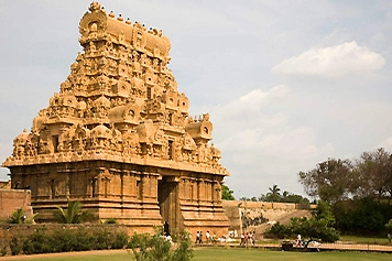 Discover Brihadeeswarar Temple with Taxi & Cab Services Visit Brihadeeswarar Temple in Tamil Nadu with reliable taxi and travel services for local sightseeing trips.