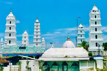 Nagore Dargah Visit with Car Rental from Trichy to Velankanni Book a taxi rental from Trichy to visit the revered Nagore Dargah on your journey to Velankanni