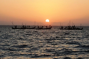 Hire a taxi or cab to Vembanad Lake for a relaxing ride, sightseeing, and houseboat tours.